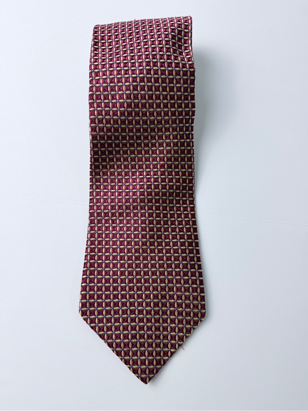 Tommy Hilfiger Men’s Silk Necktie Burgundy Red Gold Geometric Pattern